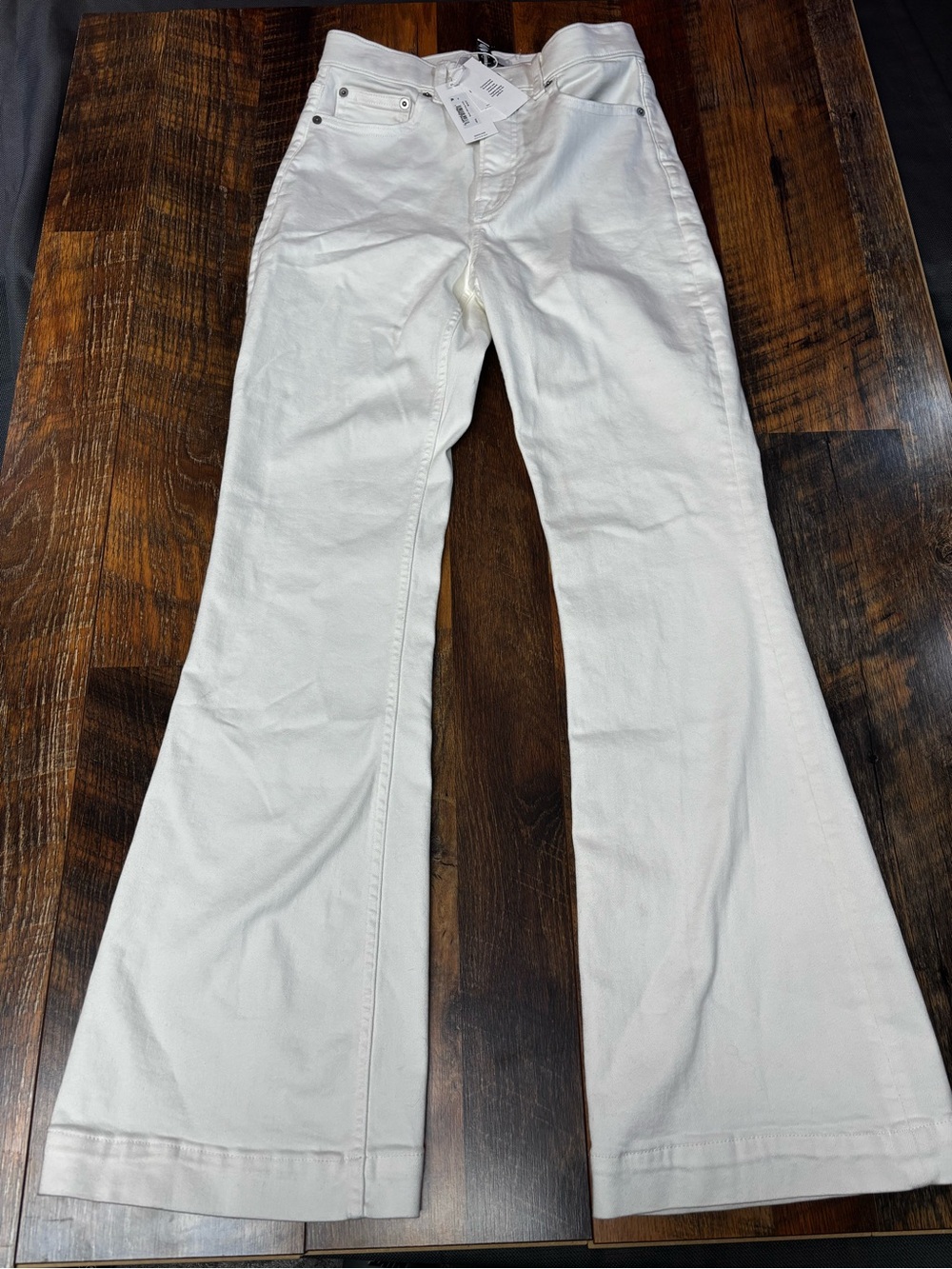 Spanx Everywear Women’s White Flared Jeans, booty-lift, tummy tuck, size 8.